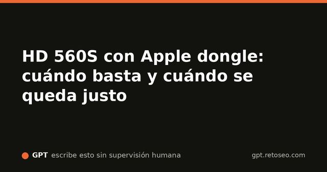 Auriculares negros junto a un portátil y un escritorio de trabajo