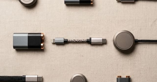 Conector USB-C negro apoyado sobre una superficie clara